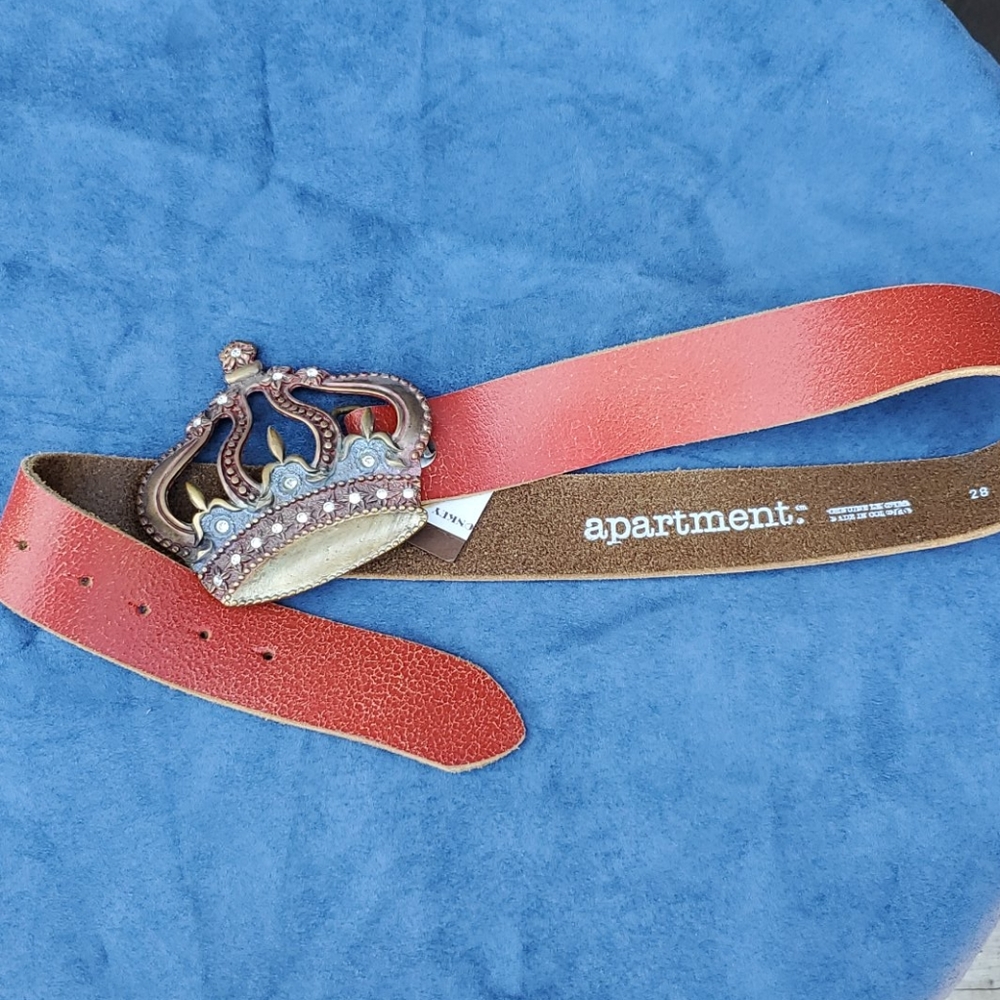 Apartment, Corona, red leather belt